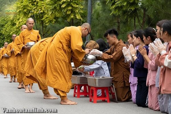 Cúng dường trong đạo Phật mang ý nghĩa gì?