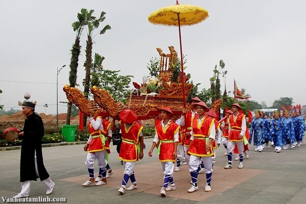 Rước kiệu trong lễ hội làng quê Việt Nam