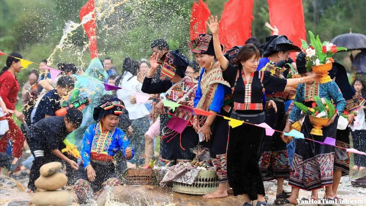 Lễ Bun huột nặm (Tết té nước) của người Lào ở Ðiện Biên