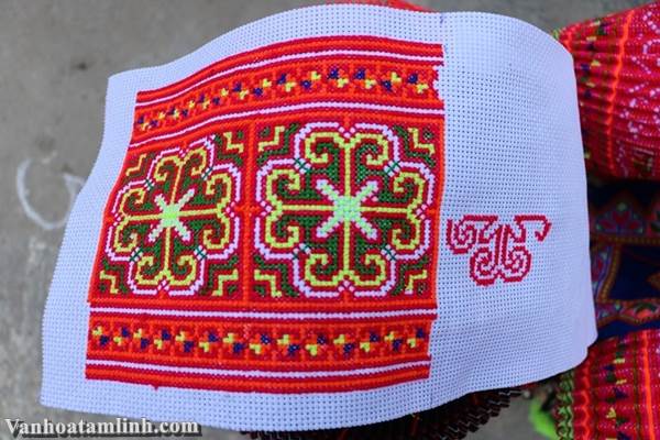 Nghệ thuật thêu hoa văn trên trang phục truyền thống người Mông hoa