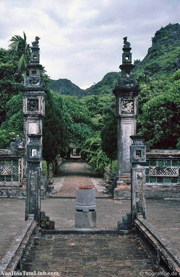 Đền thờ Đinh Tiên Hoàng đế ở Hoa Lư, Ninh Bình chụp năm 1990