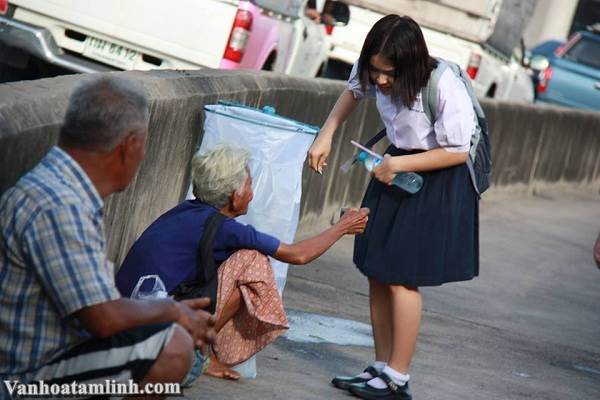 Lòng yêu thương con người là gì? Ca dao, tục ngữ, thành ngữ nói về lòng nhân ái
